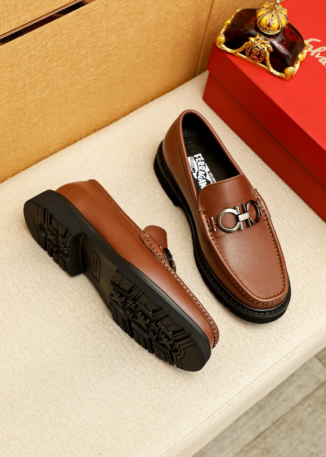 Men's shoes 💰520 💐 Product trademark: Ferragamo "Ferragamo" casual leather shoes Regular size: 38-44 (45.46🉑️customized) Product materials: Selected imported first-layer calfskin upper + original hardware buckle, imported water-dyed cow leather lining. Strong three-dimensional visual effect, original outsole color: 2 colors available